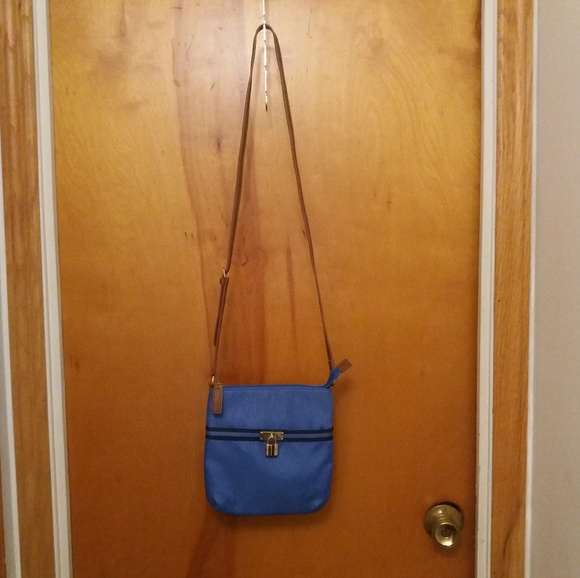 Sporty blue Tommy Hilfiger padlock crossbody bag - Picture 2 of 8